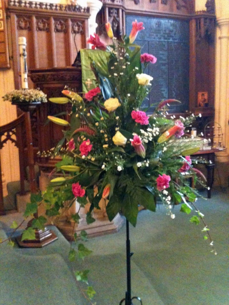 pedestal – Simply Flowers – Brighouse – Beautiful flowers designed